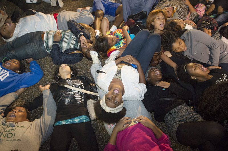 Лежащ протест пред Белия дом, след като се разбра, че полицаят, застрелял чернокож младеж, няма да бъде съден