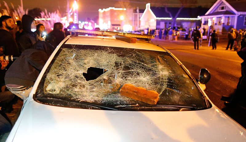 Изпочупена полицейска кола при протестите във Фъргюсън