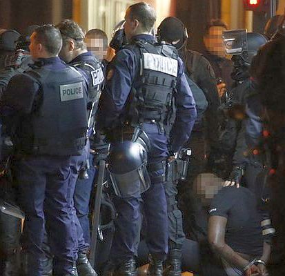 Зрелищен обир със заложническа криза в Париж