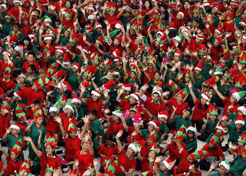 Джуджета на Дядо Коледа поставиха рекорд в Банкок