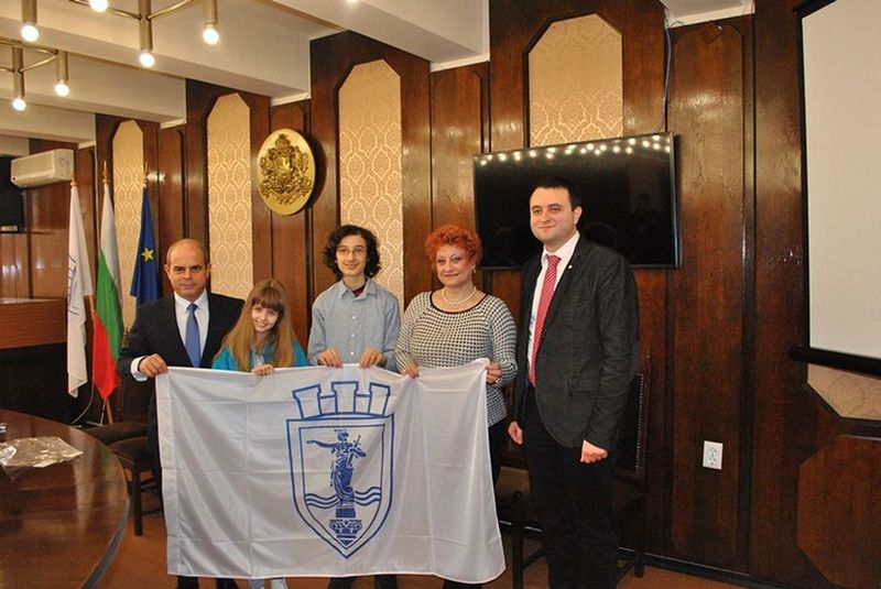 Йоана Делимаркова и Николай Димитров получиха знамето от кмета и заминават да свирят в ”Карнеги хол”