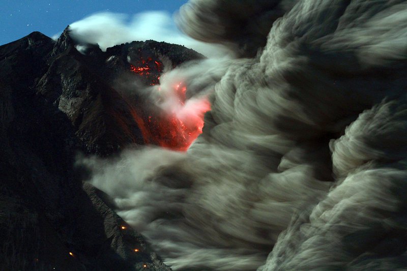 Вулкничната пепел се посипа на 30 километра от вулкана (Снимка архив)