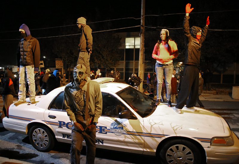 Протестиращи са се качили върху полицейска кола във Фъргюсън пред сградата на градския съвет