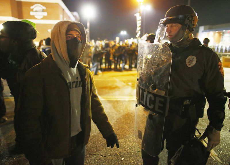 Полицай разговаря с протестиращ във Фъргюсън