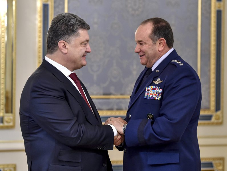 Президентът на Украйна Петро Порошенко и генерал Филип Брийдлав