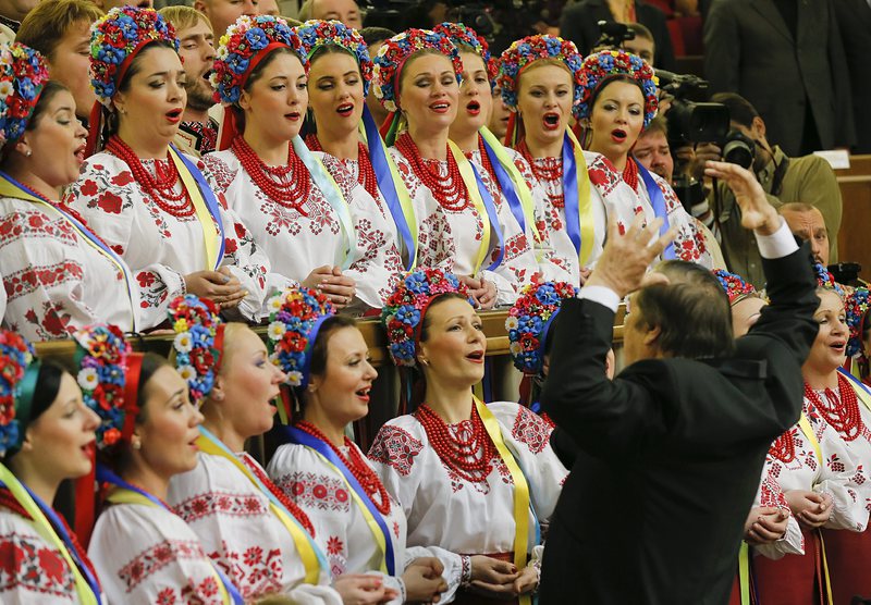 Хор изпълнява украинския химн в парламента