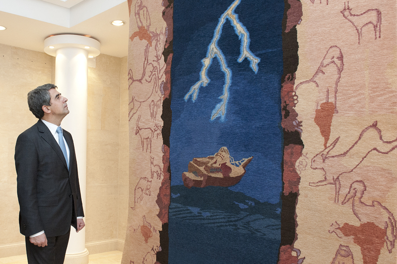 В музея за история на София Росен Плевнелиев откри изложба на уникални ръчни килими, точни копия на картини