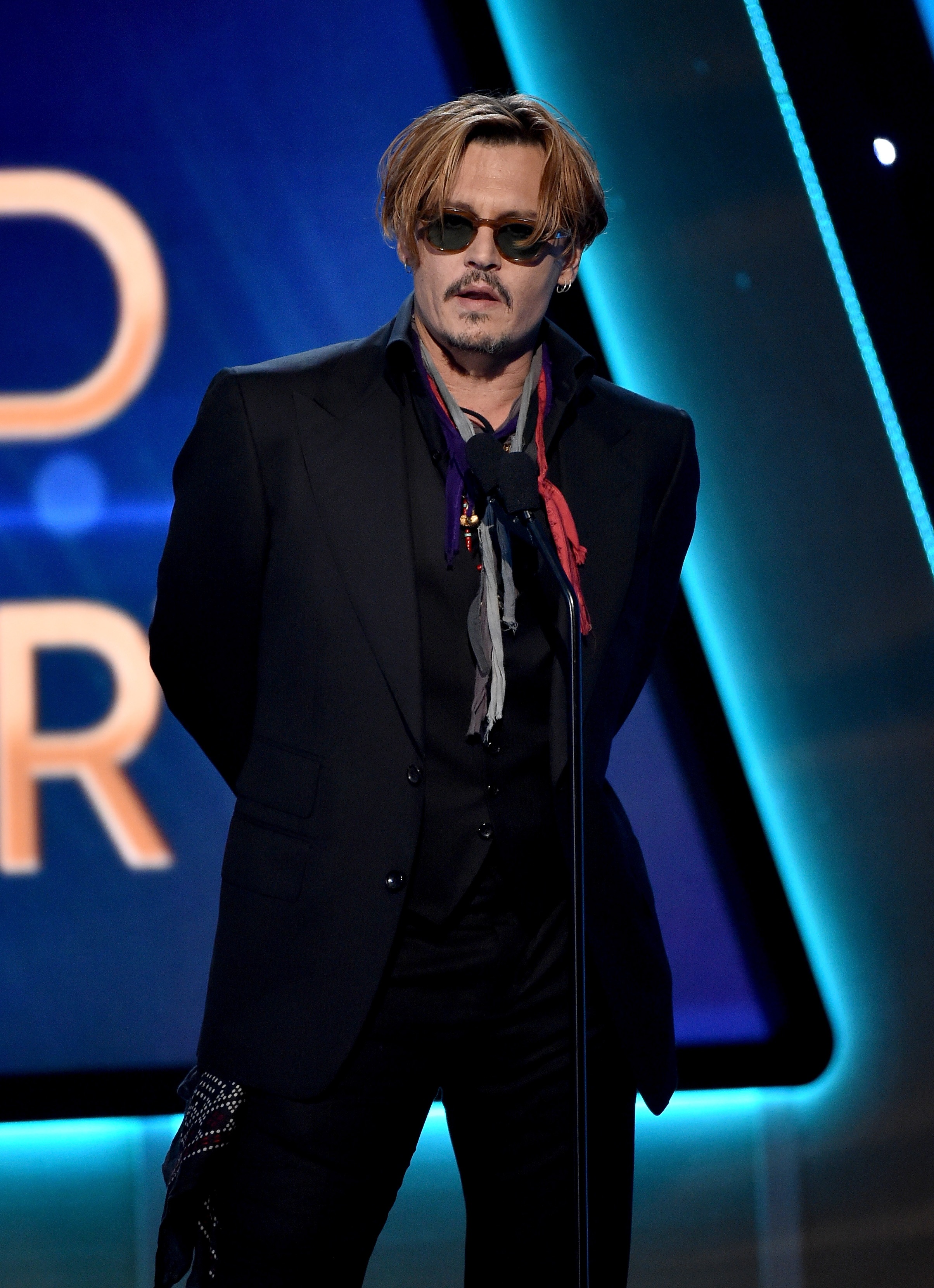 Джони Деп на сцената на Холивудските филмови награди