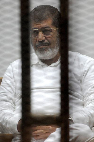 Сваленият от власт президент на Египет Мохамед Морси зад решетки по време на съдебно заседание срещу него