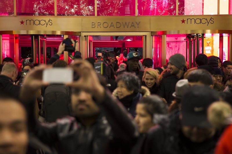 Купувачи се тълпят пред магазин в Ню Йорк