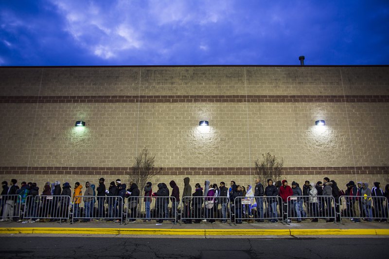 Ловци за покупки чакат от 5 часа следобед местно време да отворят магазин във Файерфокс, щата Вирджиния
