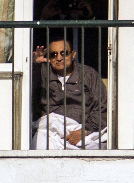 Хосни Мубарак се появи на балкона на болничната си стая