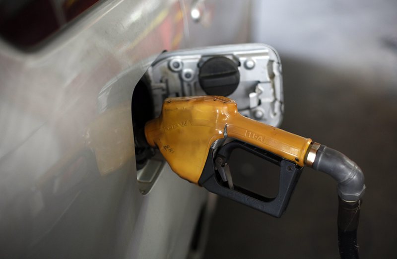 Петролът падна под $58 за барел за пръв път от 5 години