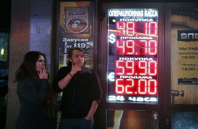 В началото на търговия в Москва рублата падна с 1,5% спрямо долара към 53,50 рубли и с 1,2% спрямо еврото
