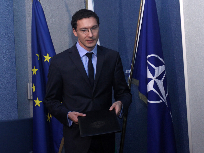 Митов: НАТО няма да разполага нападателно оръжие у нас