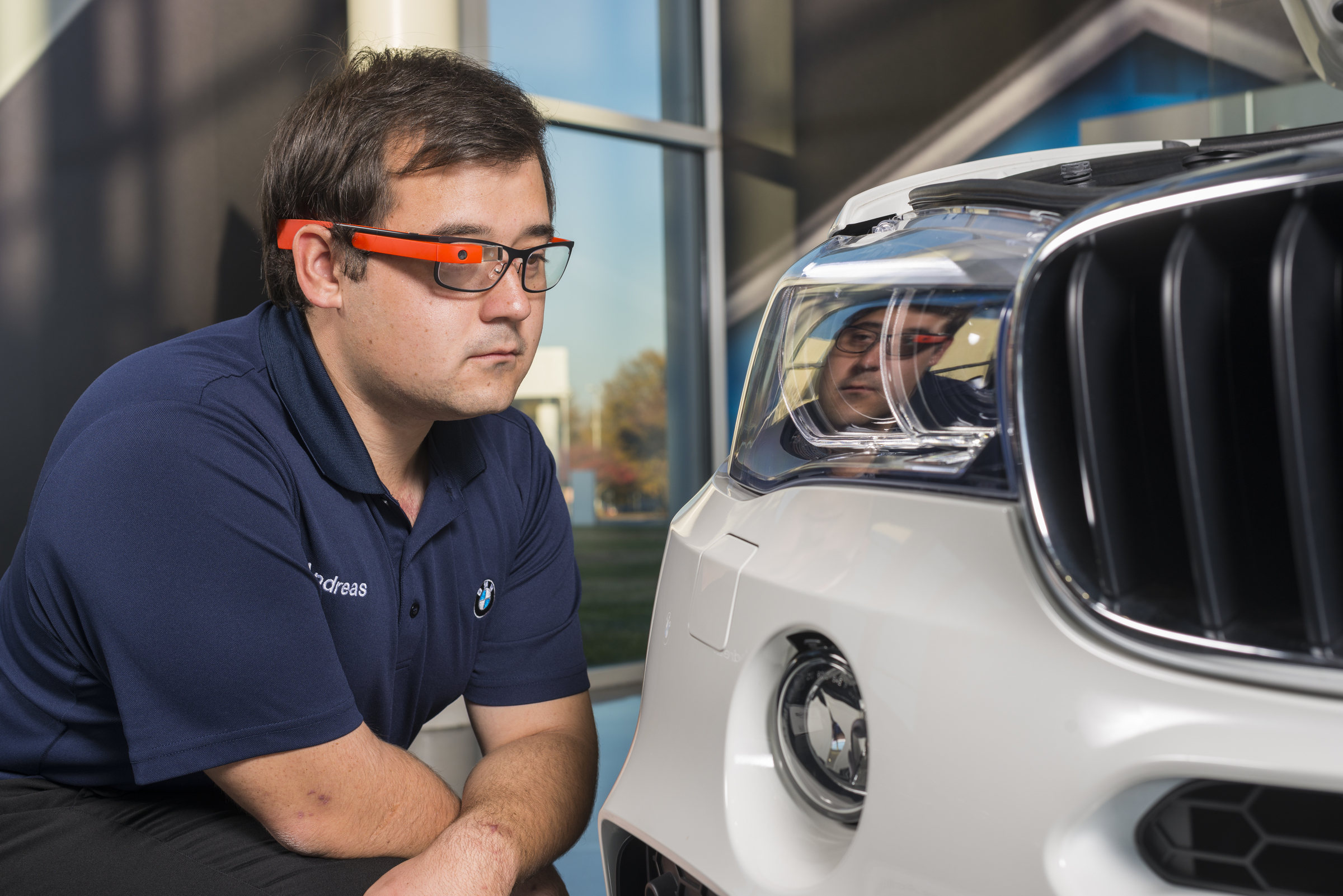 Инженери на BMW тестват автомобили с очилата Google Glass