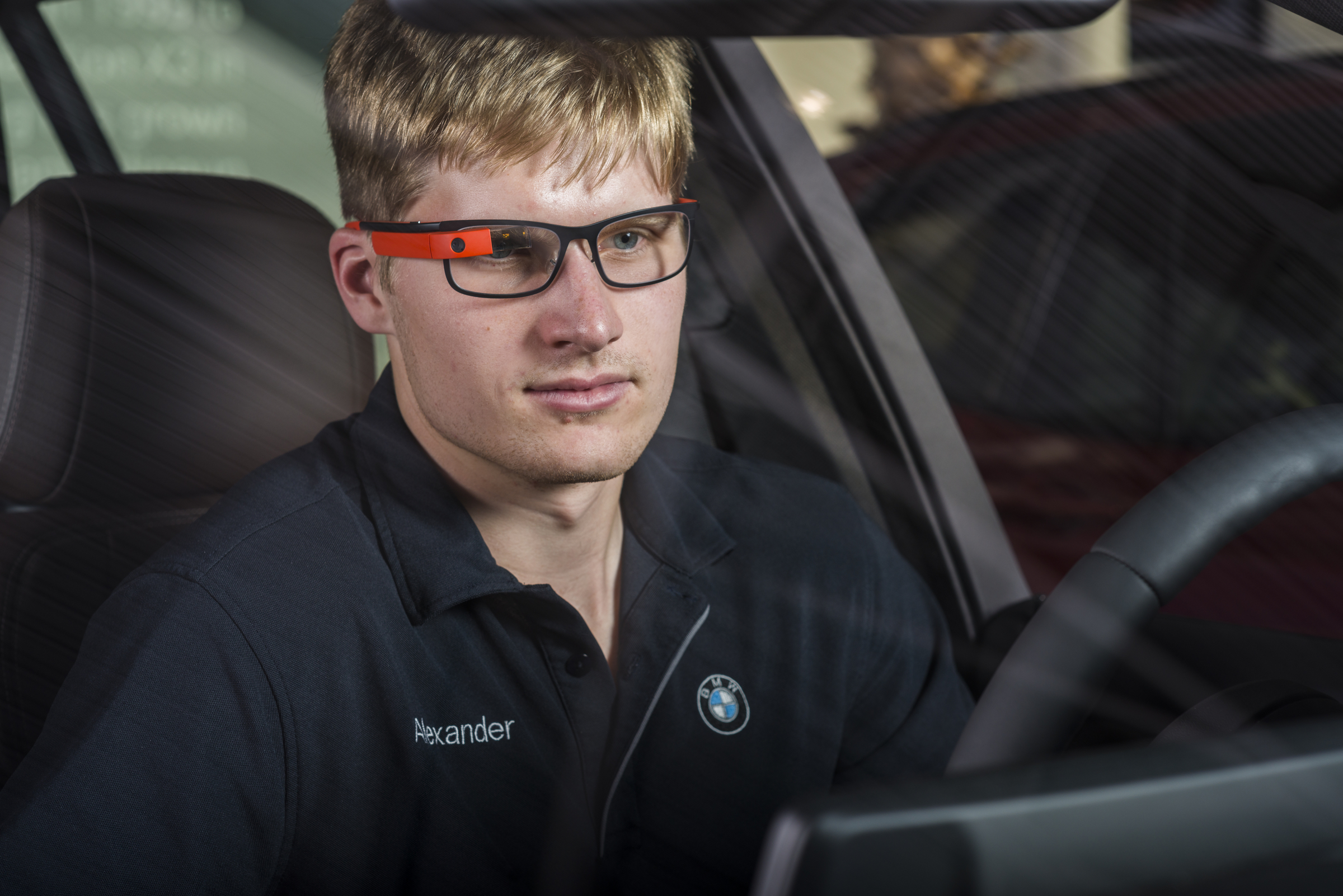 Инженери на BMW тестват автомобили с очилата Google Glass
