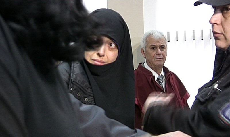 Задържана за радикален ислям припадна в съда (снимки)