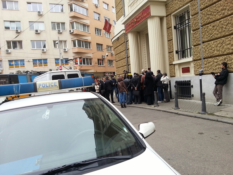 Опашката пред сградата на КТБ в София