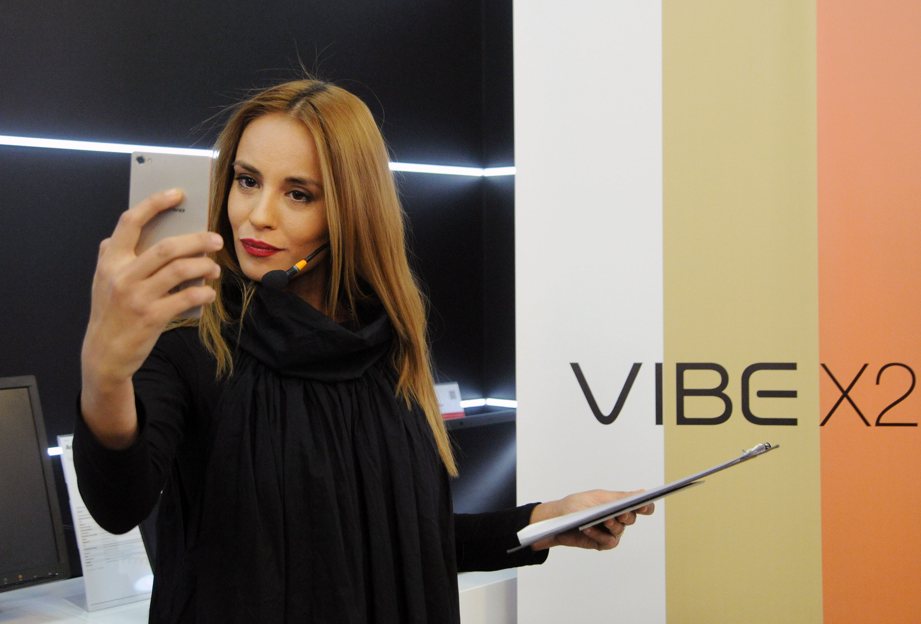 Радина Кърджилова си прави селфи с Vibe X2
