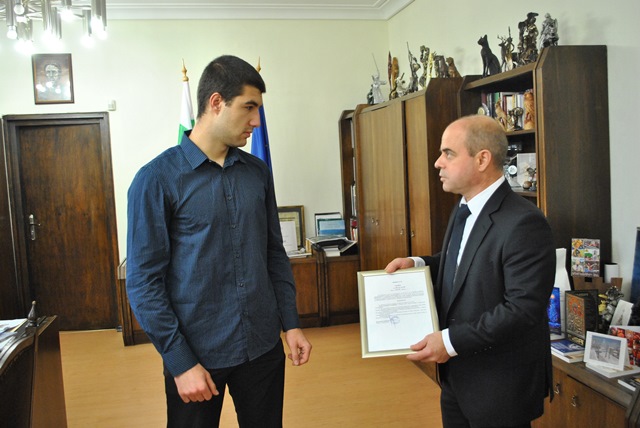 22-годишният младеж получи наградата от Пламен Стоилов