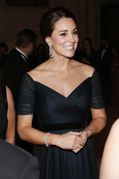 1. Херцогиня Катрин в роклята на Джени Пакам за 2000 паунда