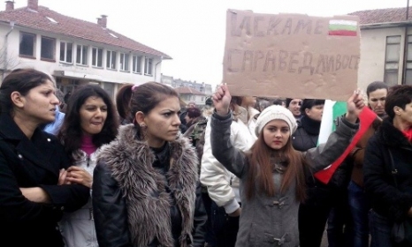 Десетки протестираха в Дебелт заради изнасиленото момче