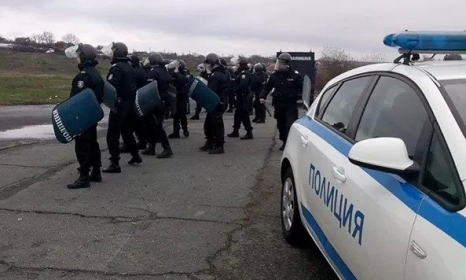 Протестиращи атакуваха ромската махала, жандармерията ги спря