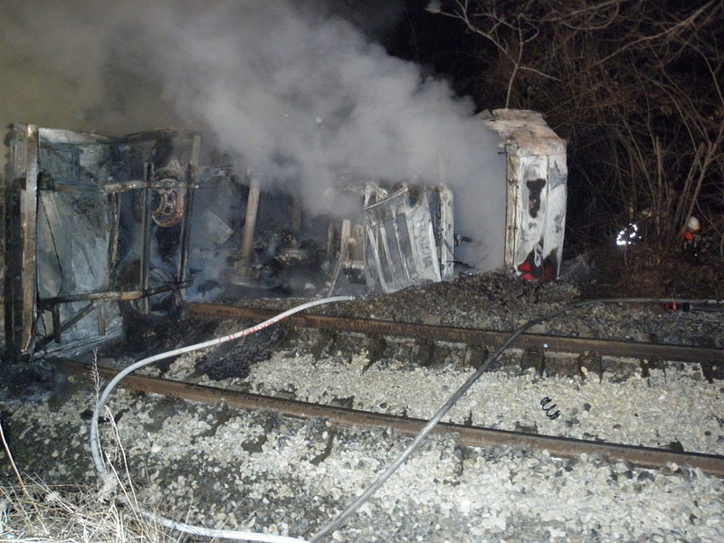 Влакът Кулата-София ударил камион и се запали