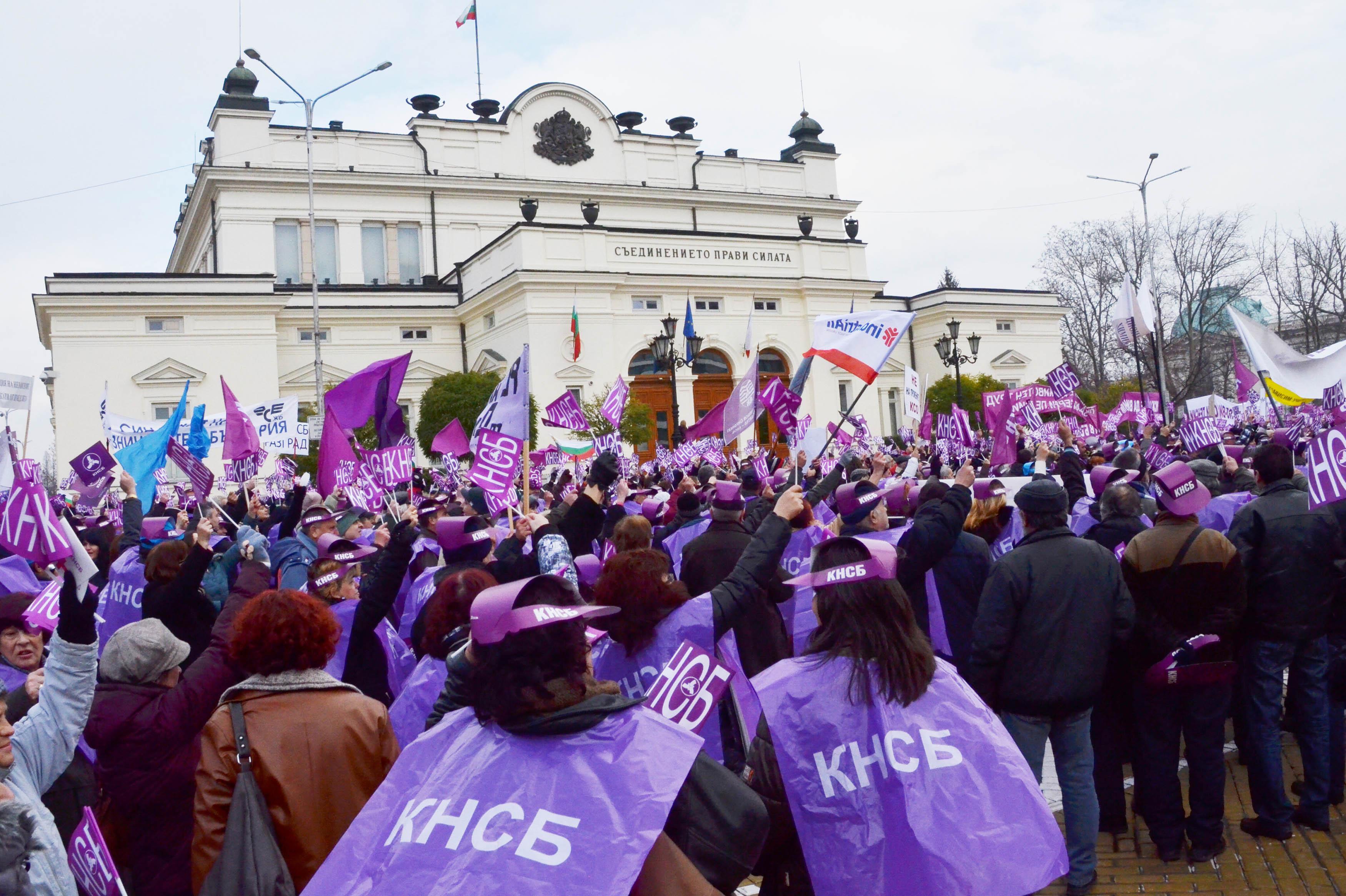 ”Лилав” протест срещу пенсионната реформа (снимки)