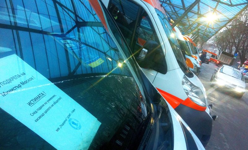 Линейките се движат с плакати в подкрепа на Петър Москов