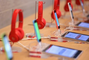 Продажбите на смартфони за първи път изпревариха мобилните телефони