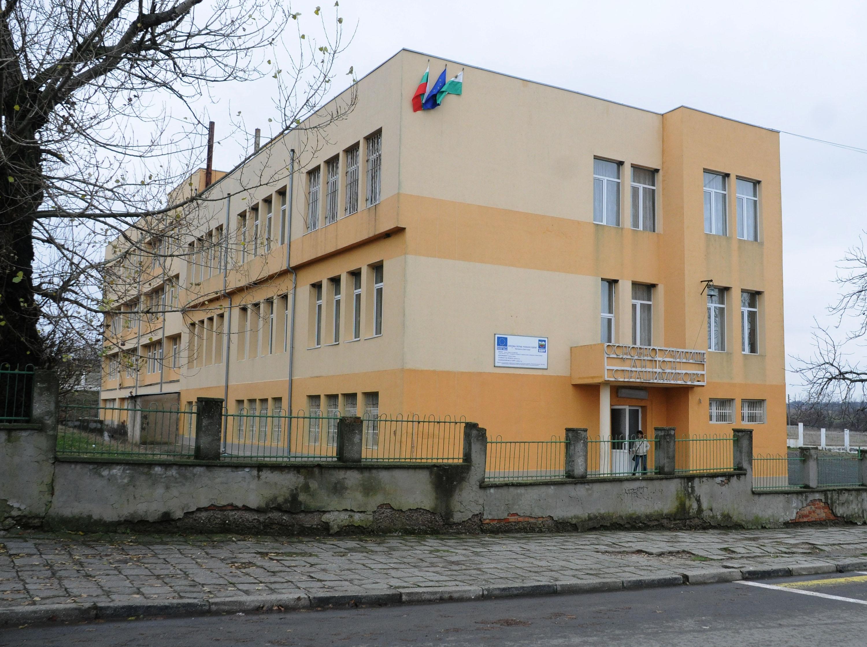 Училището в Дебелт, където бе изнасилен 11-годишният Гошко