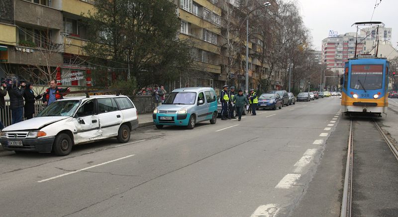 Сигналът за катастрофата е подаден в полицията около 13 ч.