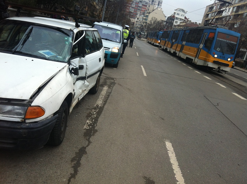 Мъж и жена, пътували в колата, са пострадали