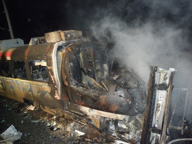 Бързата реакция на машиниста предотврати жертви във влака, който удари камион на релсите и се запали край Мурсалево