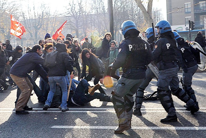 Сблъсъци са възникнали между полицаи и демонстранти в Милано