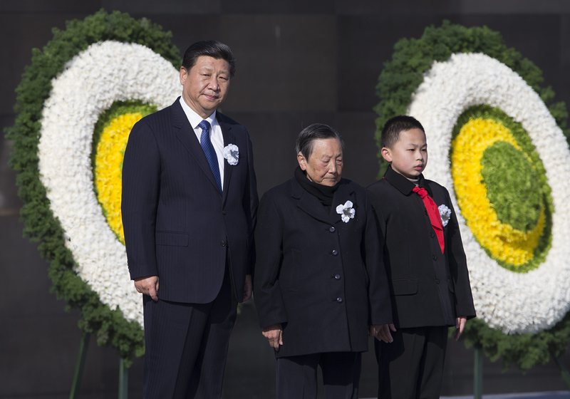 Китайският президент Си Цзинпин (вляво) присъства на възпоменателна церемония в Нанкин