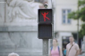 Уникален “танцуващ светофар“ спира пешеходците да пресичат на червено (ВИДЕО)
