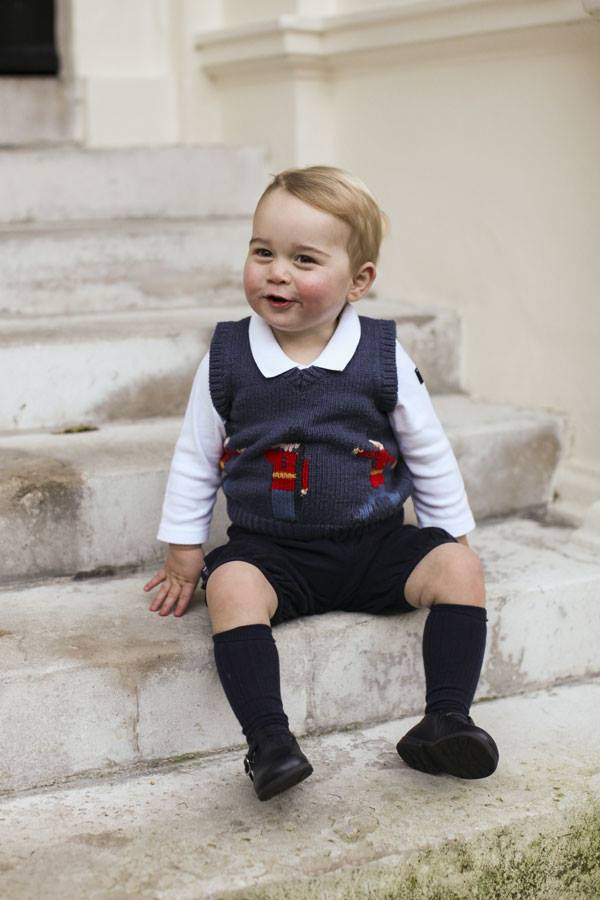 Принц Джордж на стълбите пред двореца Кензингтън