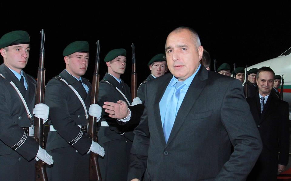 Почетен шпалир на Федералното канцлерство се строи на летището при пристигането на българския премиер