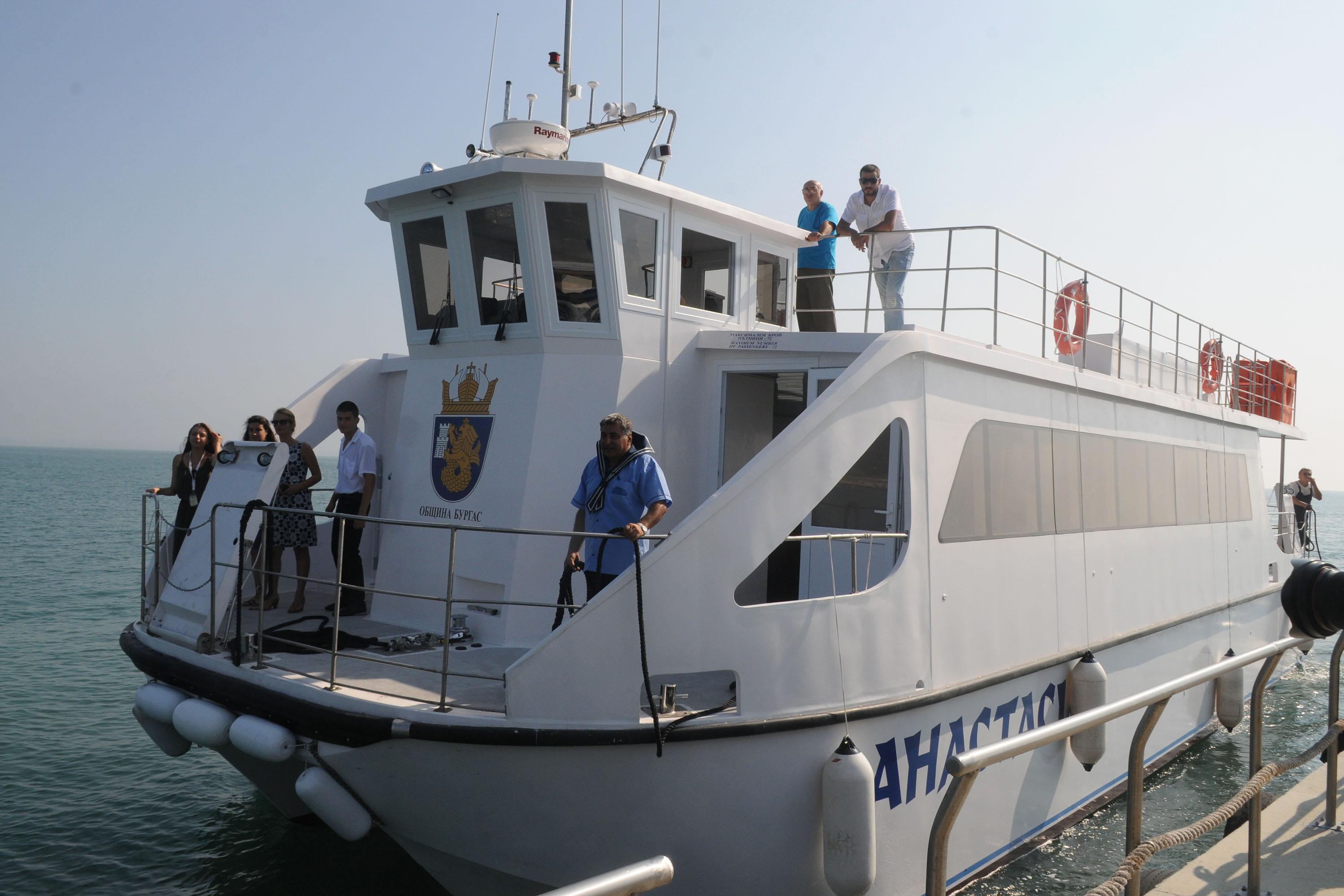 Общинският кораб ”Анастасия” очаква туристи на Яхтения порт (снимка архив)