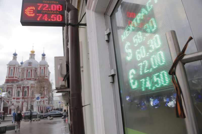 На Московската борса курсът на еврото прехвърли 80 рубли