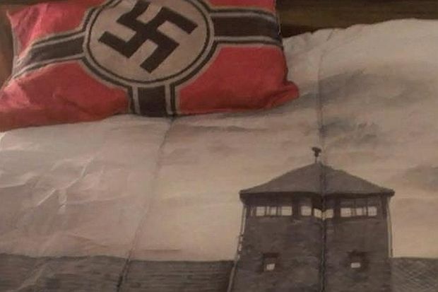 Бельо с щампа с лагера на смъртта Аушвиц и свастика