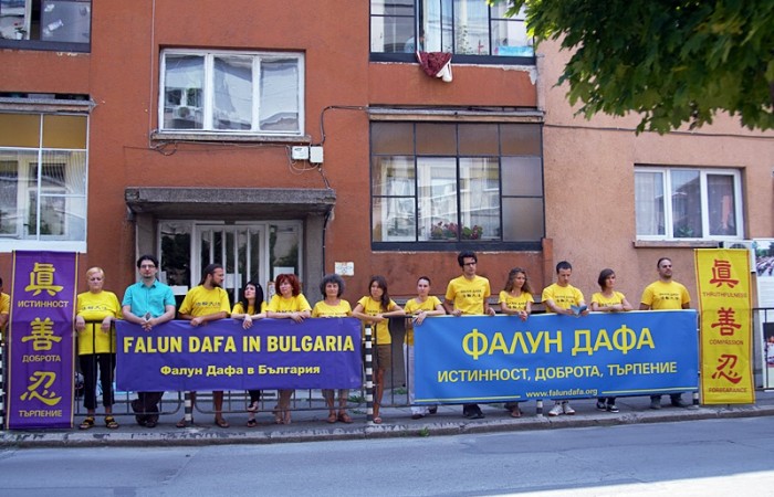 Седем българи от ”Фалун Гонг” арестувани в Белград