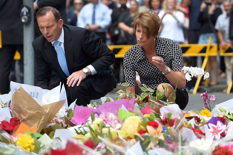 Премиерът Тони Абът поднася цветя на мястото на трагедията