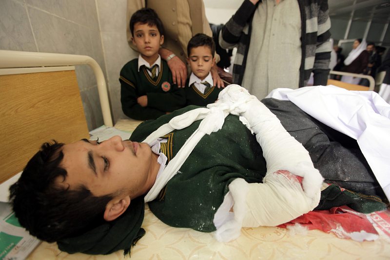 Талибаните атакуваха училище в Пешавар - 141 души са убити