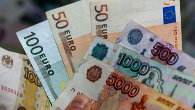 Рублата потъна до 6-годишен минимум спрямо еврото