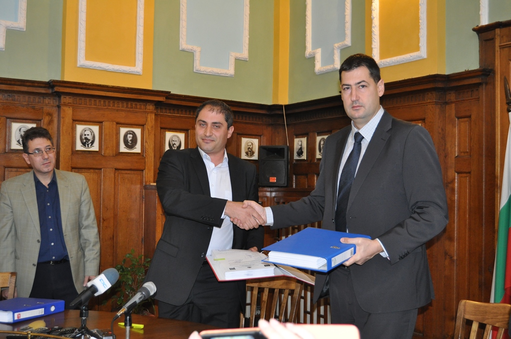 Кметът Иван Тотев подписа договора за управление на трафика в Пловдив