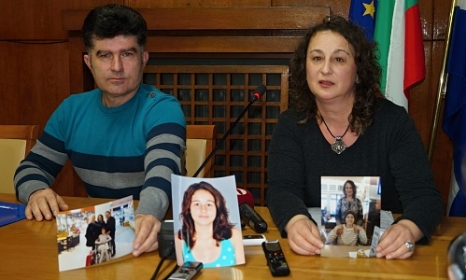 Родителите на 14-годишната Анна-Мария показват нейни снимки